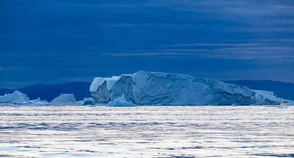 Riesige Eisberge unterschiedlicher Form — Stockfoto