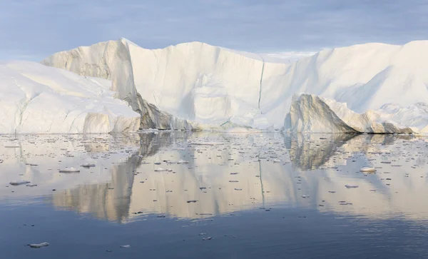 Enormi iceberg di forme diverse — Foto Stock