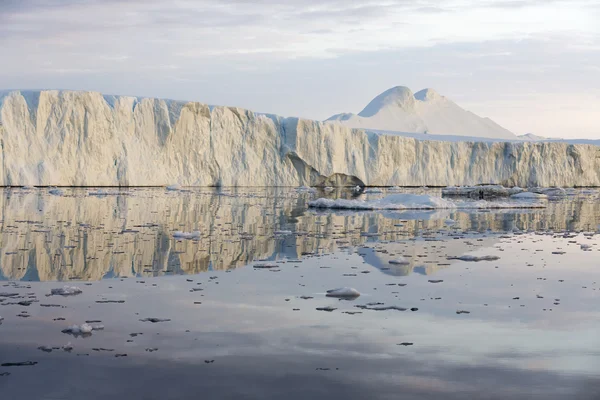 Enormes icebergs de diferentes formas —  Fotos de Stock