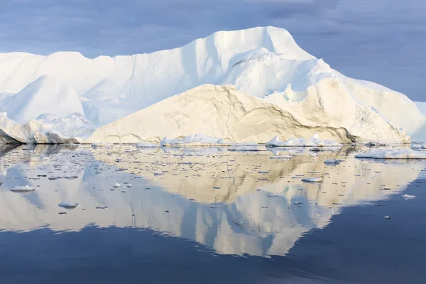 Grandes icebergs de diferentes formas — Fotografia de Stock