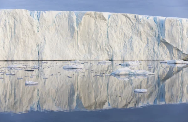 Riesige Eisberge unterschiedlicher Form — Stockfoto