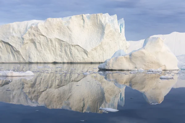 Enormi iceberg di forme diverse — Foto Stock