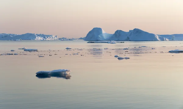 さまざまな形の巨大な氷山 — ストック写真