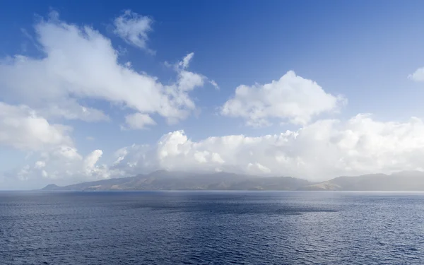 Deniz kıyısında bulutlar altında — Stok fotoğraf