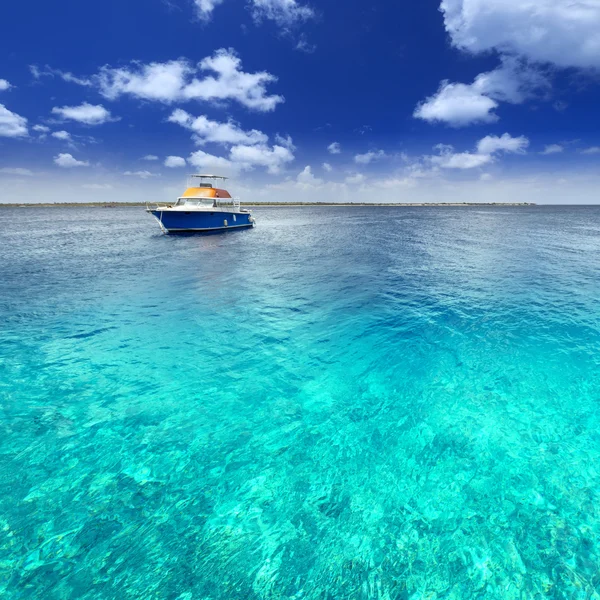 Deniz ve mavi gökyüzünde tekne — Stok fotoğraf