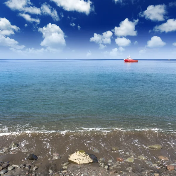 Klares blaues Wasser und Strand — Stockfoto