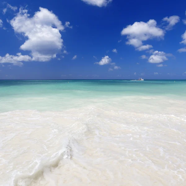 Agua azul clara y playa — Foto de Stock