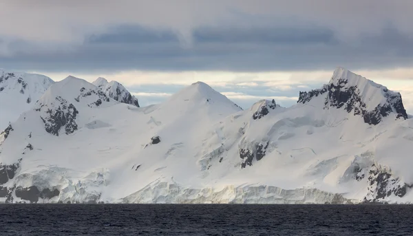 Landschap met sneeuw op de kust — Stockfoto