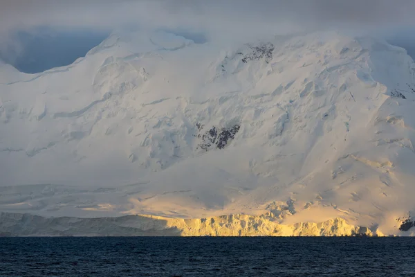 Paesaggio con neve sulla costa — Foto Stock