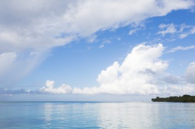 Açık mavi su ve plaj