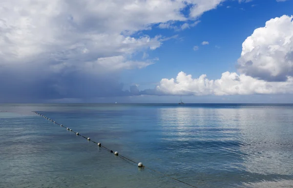 Açık Mavi Deniz Suyu Plaj Tropikal Adada — Stok fotoğraf