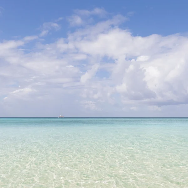 Eau bleue et bateau à l'horizon — Photo