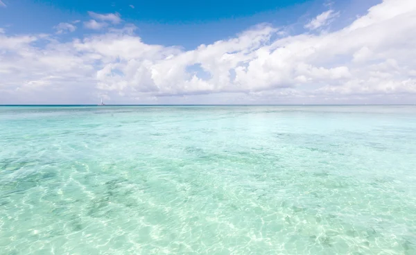 Eau bleue et bateau à l'horizon — Photo