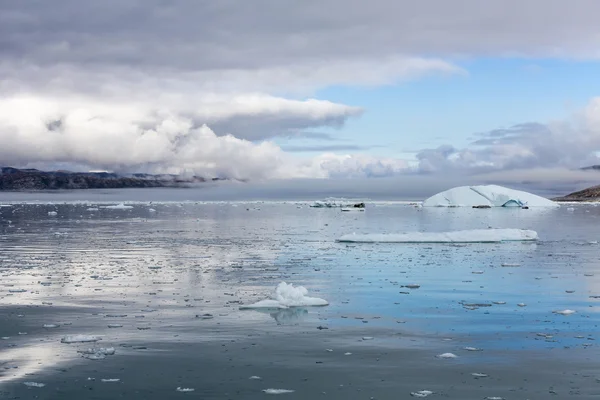 自然和风景的 Antarctic Travel 科学船在冰上 全球变暖现象的研究 国际海洋考察理事会和冰山的不寻常的形式和颜色 — 图库照片