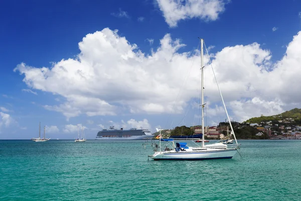 Jachta u pláže na tropickém ostrově — Stock fotografie