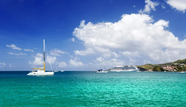 Jacht w pobliżu plaży na tropikalnej wyspie — Zdjęcie stockowe