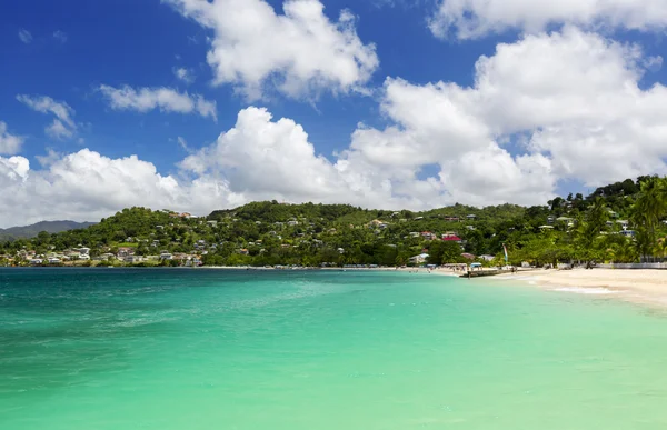 Spiaggia sull'isola tropicale. — Foto Stock