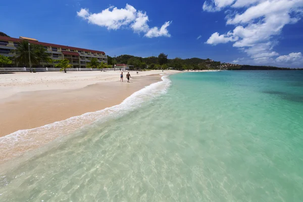 Strand op het tropische eiland. — Stockfoto