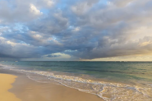 Praia na ilha tropical — Fotografia de Stock