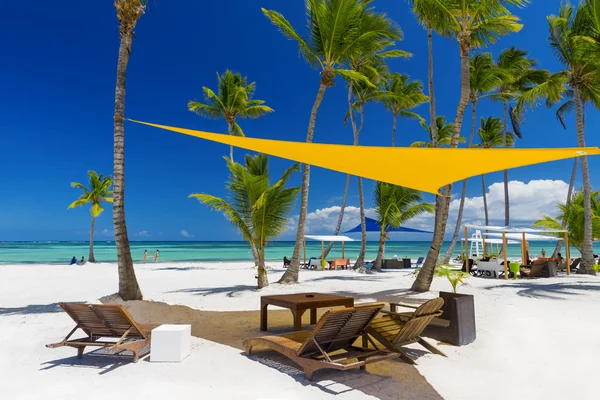 Strand auf der tropischen Insel — Stockfoto