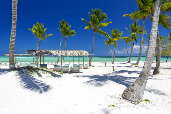 Praia na ilha tropical — Fotografia de Stock