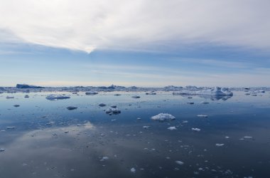 ICES arasında bilimsel gemide seyahat. Küresel ısınma bir fenomen okuyor. ICES ve buzdağı alışılmadık formlar ve renkler.