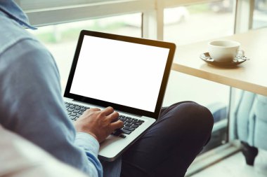 Bir kahve dükkanında dizüstü bilgisayarı üzerinde çalışan genç bir adam, ofis masasında dizüstü bilgisayar kullanan, tahta masada oturan bir iş adamı. Her yerde çalışma kavramı.
