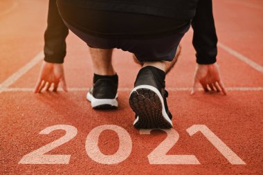 Koşu kortunda koşan adamın başlangıcı. 2021 yılına başla. Başarıların Hedefi.