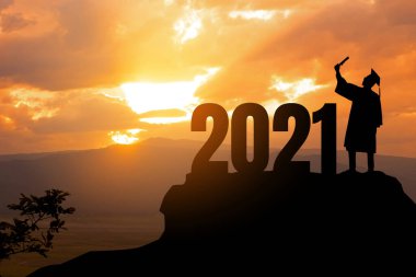 Siluet Genç Adam Mezuniyeti 2021, eğitim konsepti, Özgürlük ve Mutlu Yıllar, kopyalama alanı.