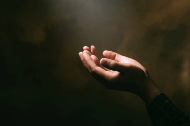 İnsanların elleri avuçlarını açıp ibadeti dine ve Tanrı 'ya olan inançlarına dua ederler. Hristiyan dini kavramının arka planı.. 