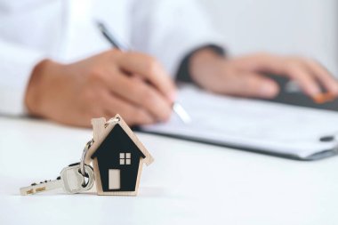 Evin anahtarlıklarının önünde anahtarlık var.