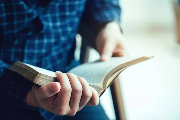 Hombre Sentado Mientras Lee Biblia Libro Sobre Muro Hormigón Con — Foto de Stock