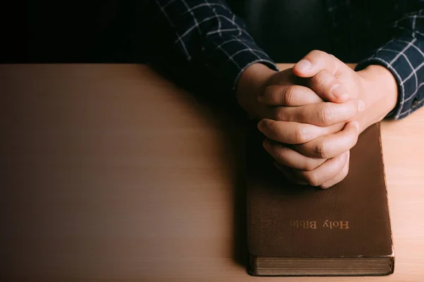 Kezek Imádkozó Fiatalember Biblia Egy Asztal Hátterén Man Kéz Kézben — Stock Fotó