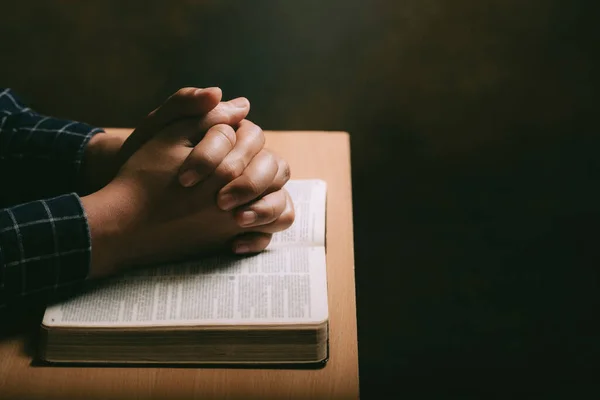 Manos Joven Orante Biblia Sobre Fondo Escritorio Madera — Foto de Stock