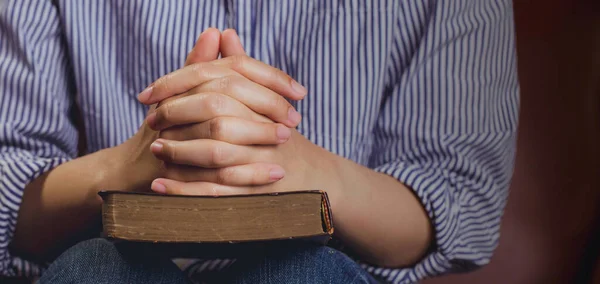 Hände Einer Betenden Jungen Frau Und Bibel Auf Einem Hölzernen — Stockfoto