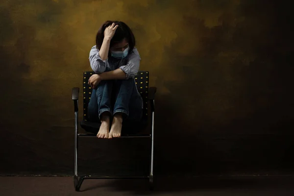 Visel Arc Maszk Depresszió Vakarja Fejét Miközben Széken Depresszió Kapcsolódó — Stock Fotó