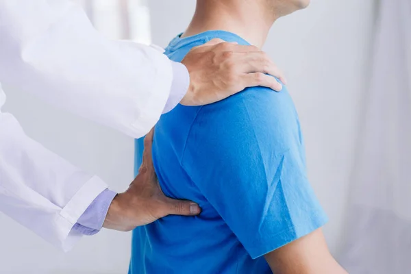 Terapeuta Médico Masculino Que Trabaja Examinando Tratamiento Espalda Lesionada Paciente — Foto de Stock