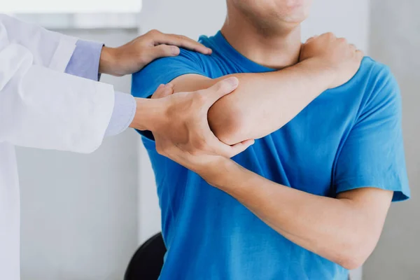 Professional Physiotherapists Provide Assistance Male Patients Arm Injuries Examine Patients — Stock Photo, Image