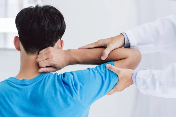 Los Fisioterapeutas Profesionales Brindan Asistencia Pacientes Varones Con Lesiones Brazo — Foto de Stock