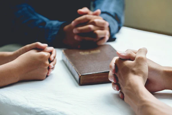 Gruppe Von Christen Sind Gemeinden Verbünden Sich Die Hände Beten — Stockfoto