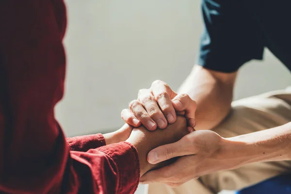 Mannen Håller Kvinnas Hand För Varm Som Psykologisk Rådgivning Begreppet — Stockfoto