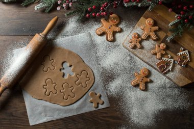 Karanlık bir arka planda Noel kurabiyesi pişirmek