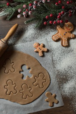 Karanlık bir arka planda Noel kurabiyesi pişirmek