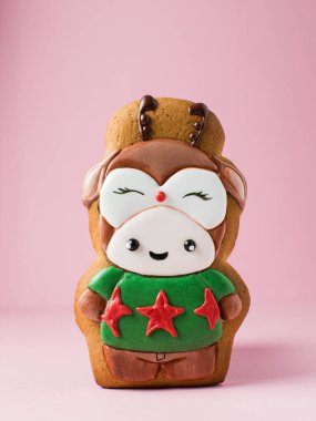 Noel kurabiyesi. Pembe arkaplanda izole