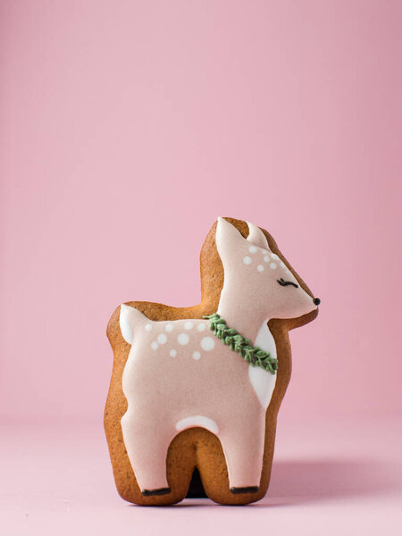 Рождественские пряники. изолированные на розовом фоне