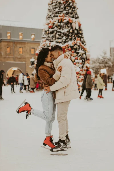 Casal Lindo Apaixonado Patinação Gelo Casal Jovem Patinando Ringue Público — Fotografia de Stock