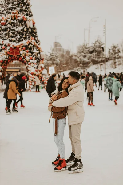 Casal Lindo Apaixonado Patinação Gelo Casal Jovem Patinando Ringue Público — Fotografia de Stock