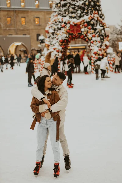 Casal Lindo Apaixonado Patinação Gelo Casal Jovem Patinando Ringue Público — Fotografia de Stock