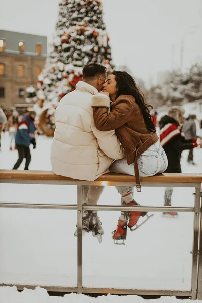 Casal Lindo Apaixonado Patinação Gelo Casal Jovem Patinando Ringue Público — Fotografia de Stock