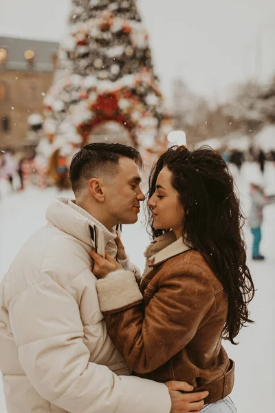 Genç Güzel Bir Çift Öpüşüyor Gülüyor Nanılmaz Bir Kış Tatili — Stok fotoğraf